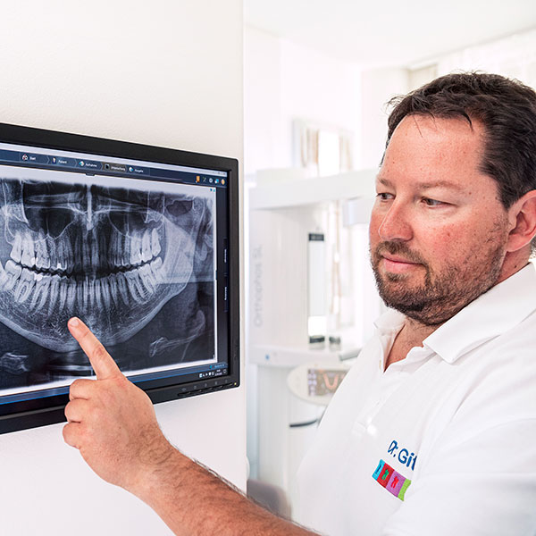 Zahnarztpraxis Dachau - Zahnarzt Dr. Gitt erklärt das Röntgenbild