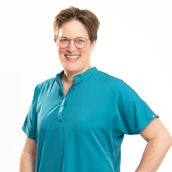 Astrid Dentalhygienikerin Astrid mit freundlichem Lächeln und Brille