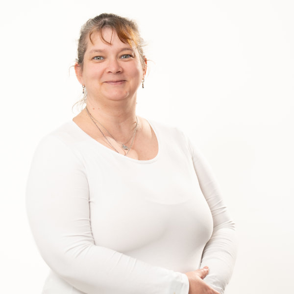 Christiana 2 Christiana vom Empfang in weißem Shirt und freundlichem Lächeln