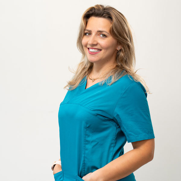 Valbona 2 Assistenz Valbona in petrolfarbenem Kittel