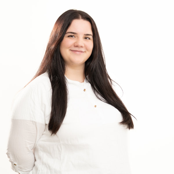 Vanessa Zahnmedizinische Assistentin Vanessa mit langen schwarzen Haaren